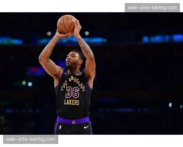 湖人中锋艾顿场均15.3分8.8篮板，70.6%命中率成性价比签约